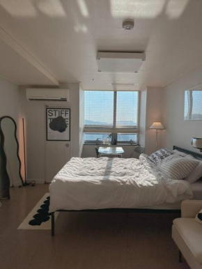 monoroom sillim station 3min, high floor view, gangnam station, hongdae station 20min, airport bus stop 7min, bedding